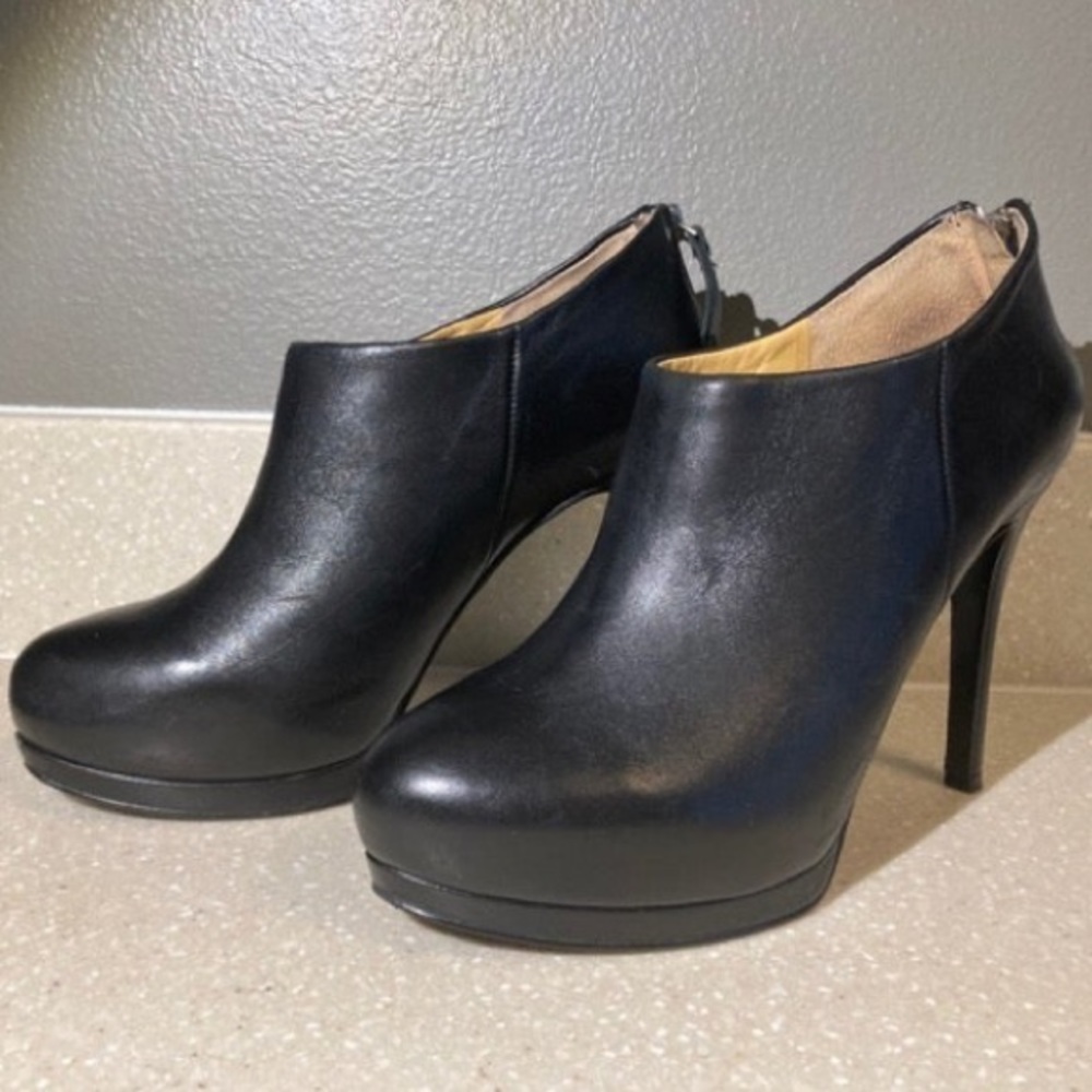 Sexy, Flirty, Sophisticated Black Platform Heel, Size 7.5